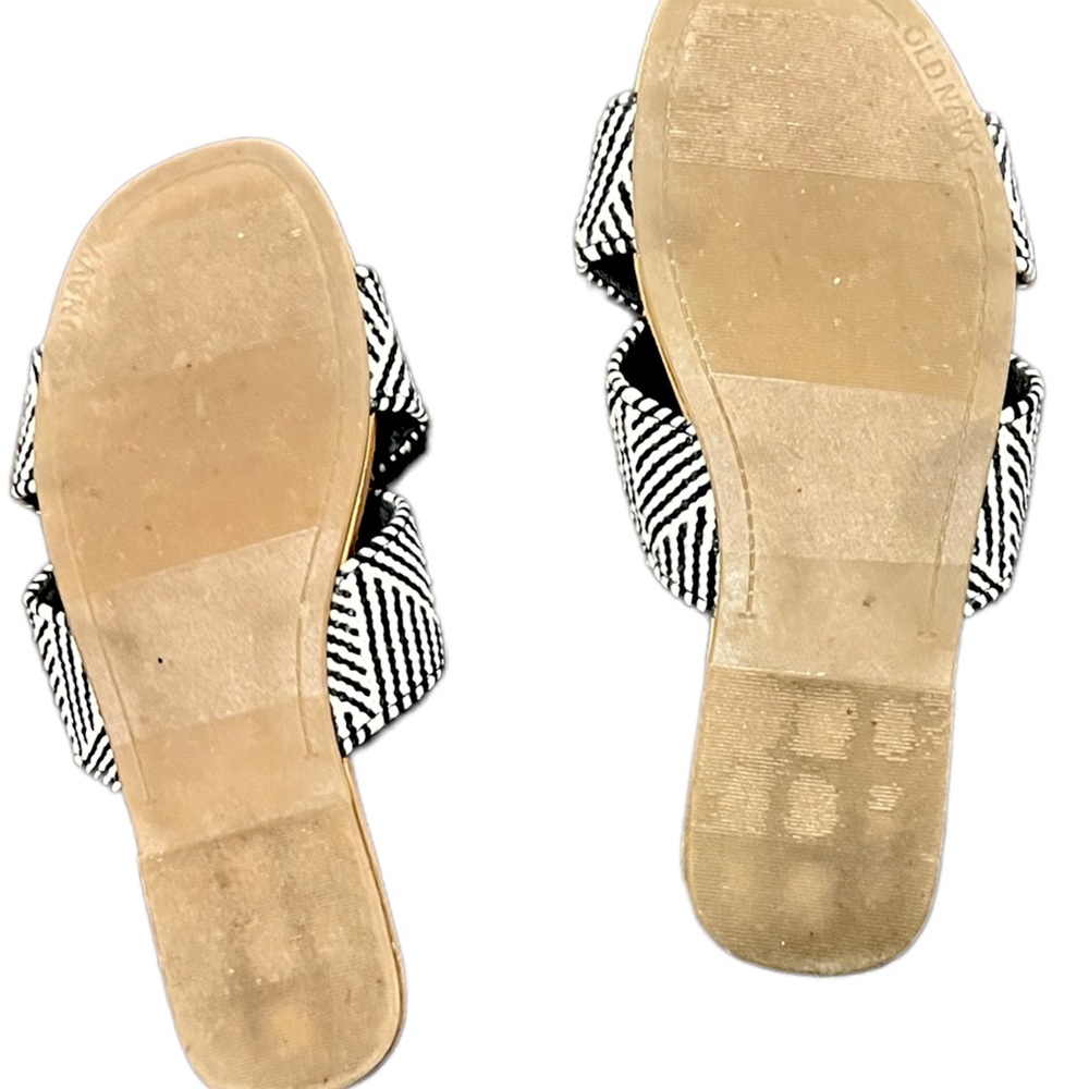 Sandals. Size:8 - Picture 2 of 3